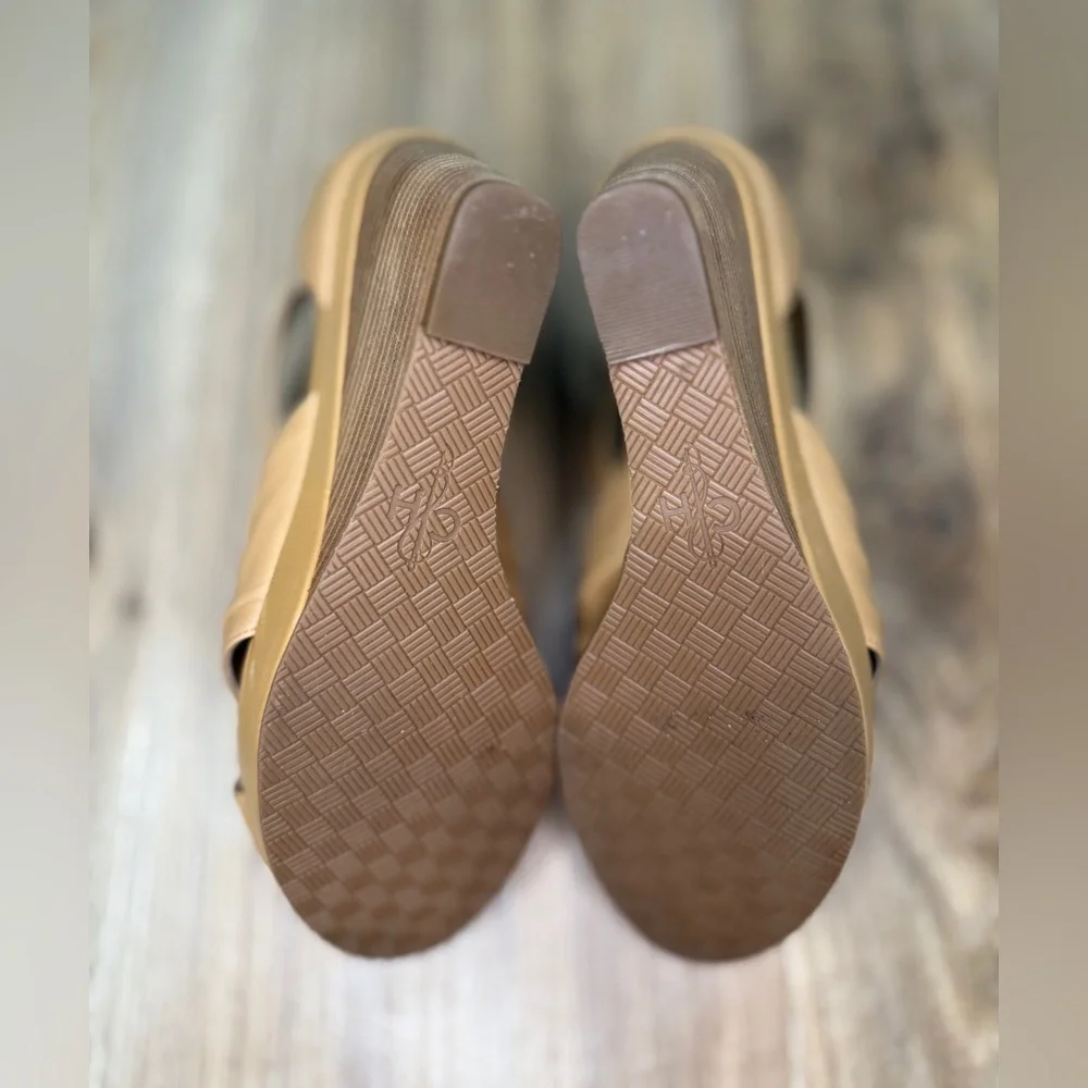 Cole Haan Women’s 8.5 M Tan Brown Leather Platform Wood Wedge Heel Sandals - EUC